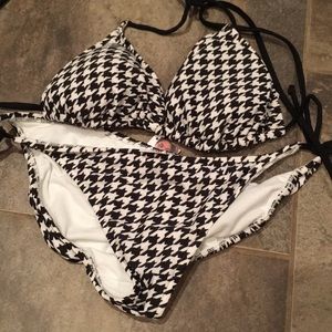 Houndstooth swimsuit size XL top and large bottom